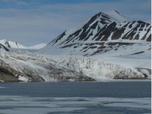 Glaciar de tidewater en la Bahía de Nordfjorden; isla de Spitsbergen, archipiélago de Svalbard. /Sds. (Autor: Raúl Martín Moreno)