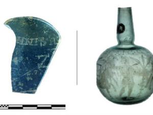 Izquierda: Vidrio localizado en la villa romana de Veranes (Gijón). Derecha: Botella completa del mismo tipo (Isings 103) de la colección del Museo del Louvre (Imagen: Arveiller-Dulong y Nenna [nota 22], pág. 335, nº 948, lámina 73).