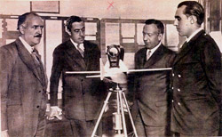 Carlos de Haya presentando su invento para vuelo sin visibilidad a Emilio Hererra, Colección familia Carlos de Haya