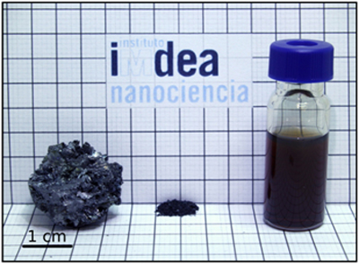 Franckeita. Izquierda: mineral en volumen; centro: material hecho polvo; derecha: suspensión de franckeita en un disolvente. UAM-IMDEA Nanociencia